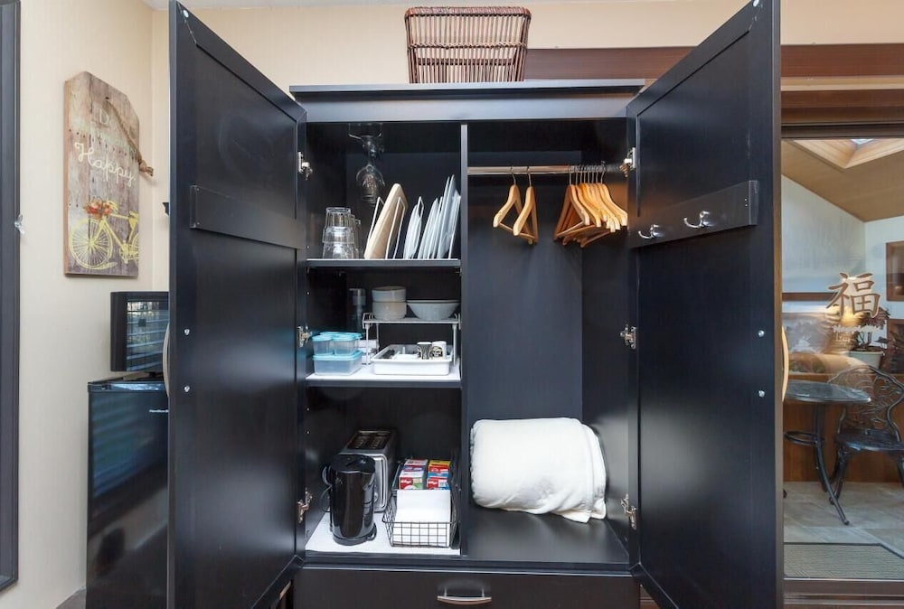 Cole's Bay Vacation Retreat Library Room