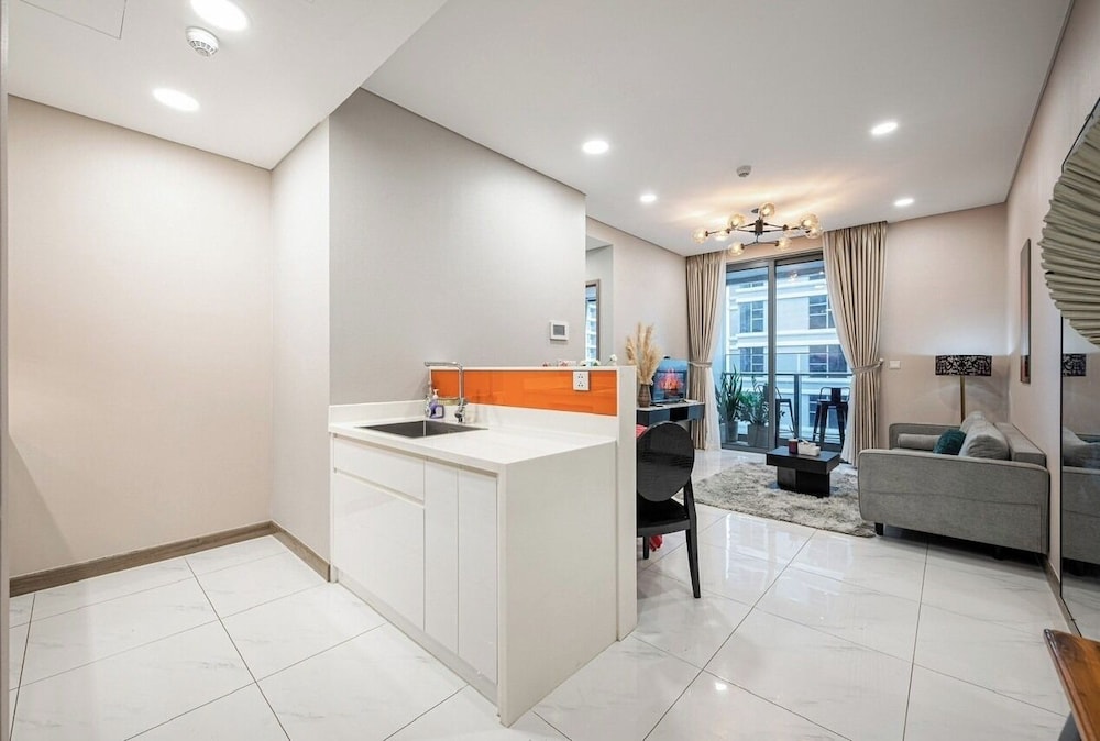 Luxury Sunwah Apartment near Landmark 81 - City View