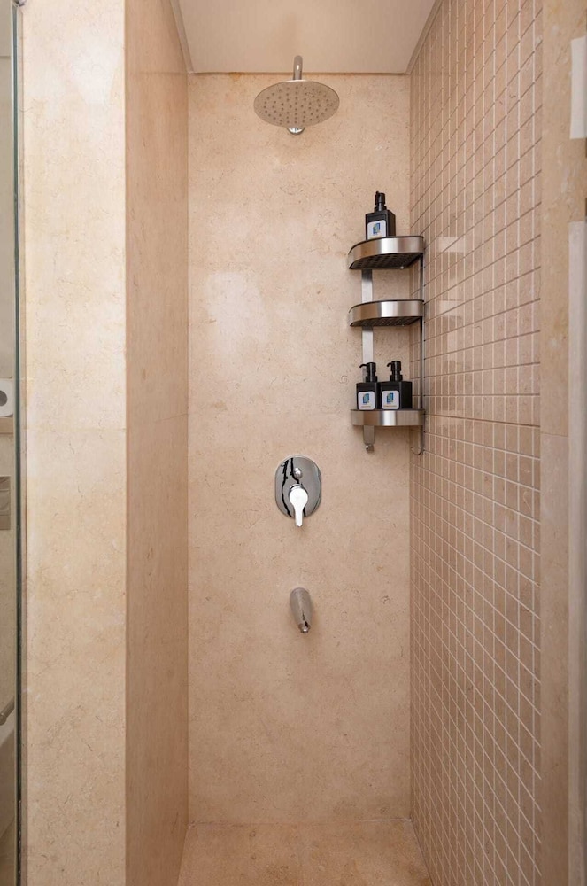 Xuru Stays I Exotic 1bdr w/ Outdoor Terrace Pool & Beach Access