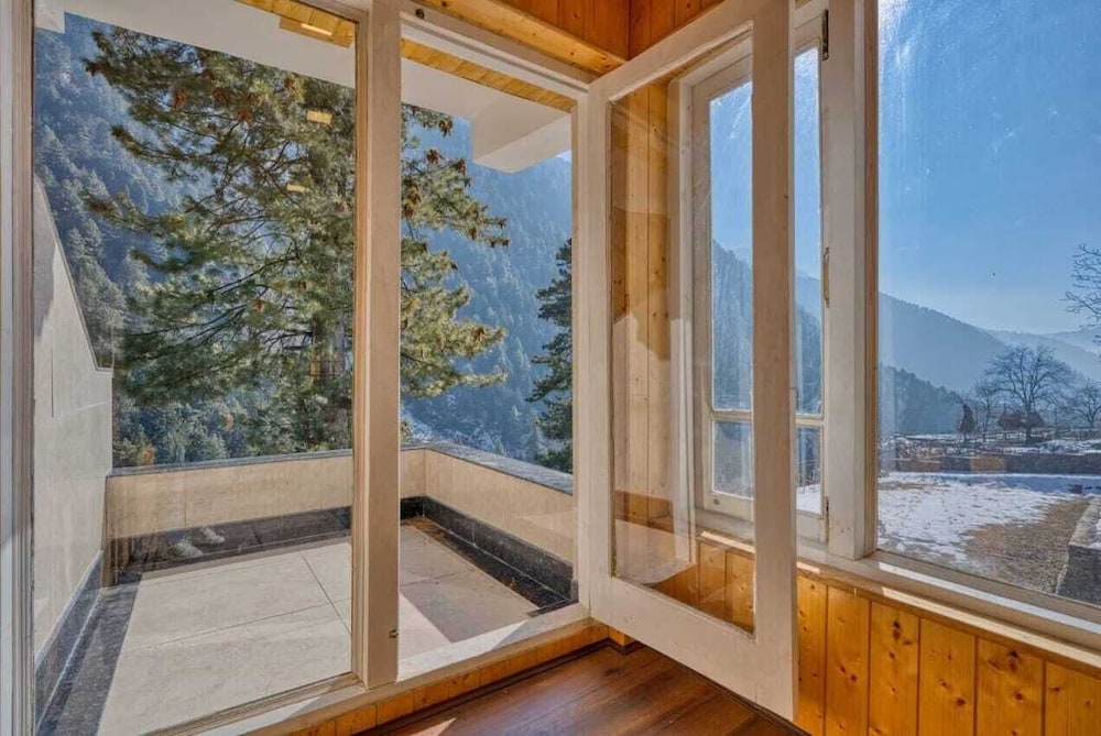 Xenious White House Eco Resort