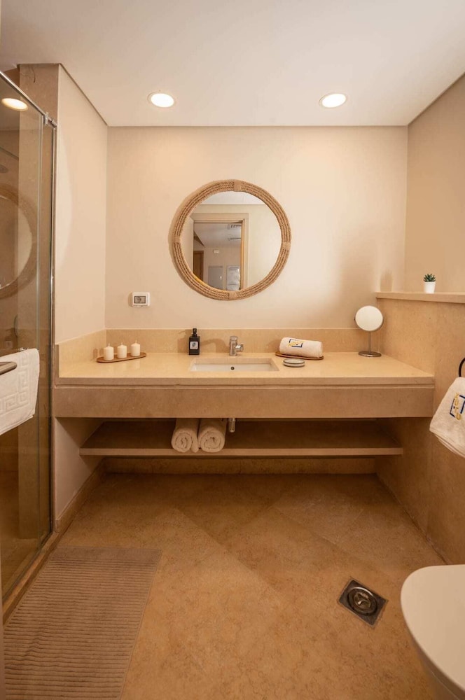 Xuru Stays I Exotic 1bdr w/ Outdoor Terrace Pool & Beach Access