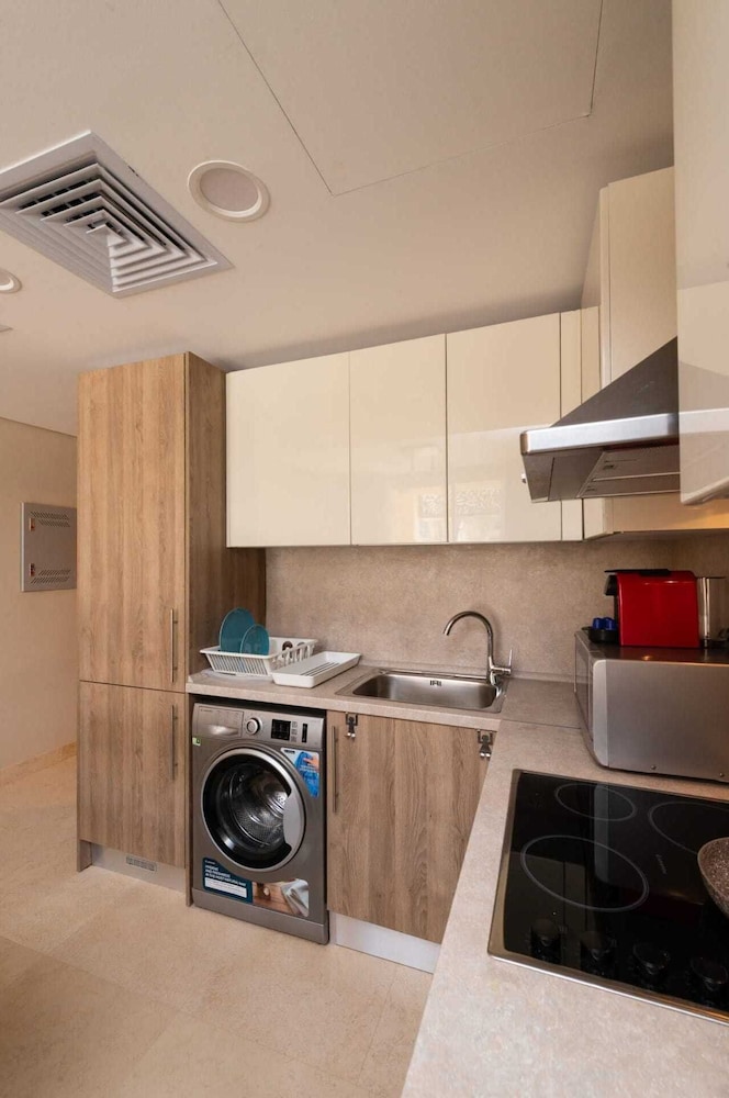 Xuru Stays I Exotic 1bdr w/ Outdoor Terrace Pool & Beach Access