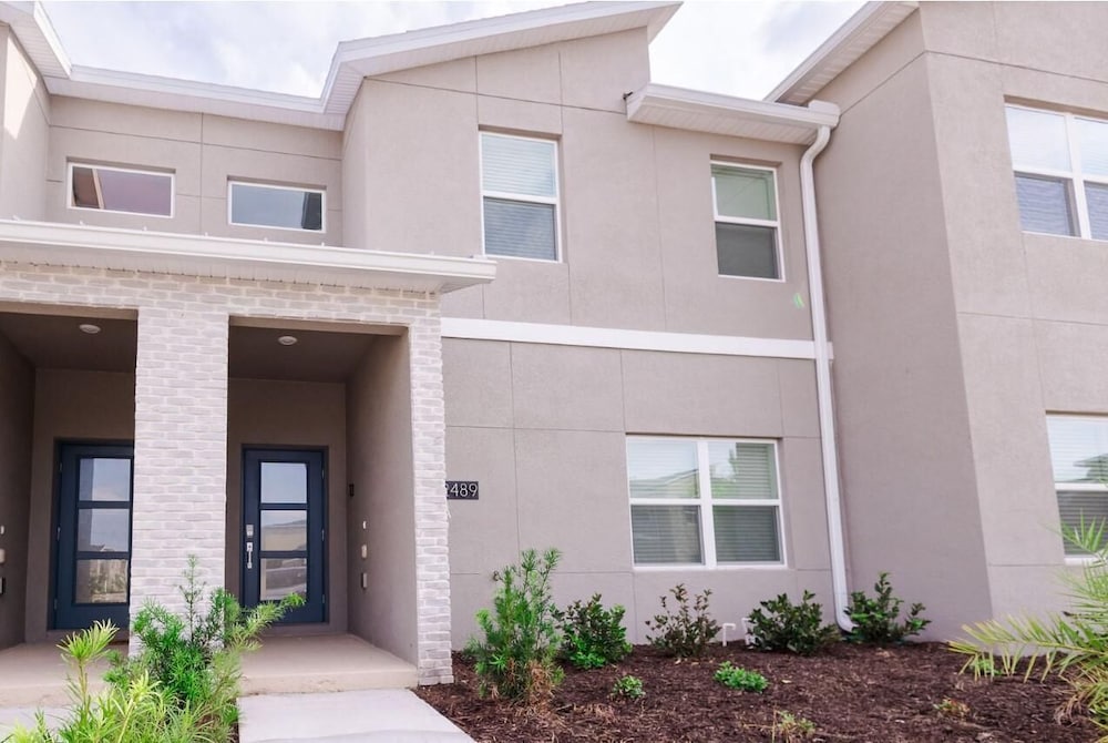 2489 RT - Ultimate Townhome Oasis With Pool