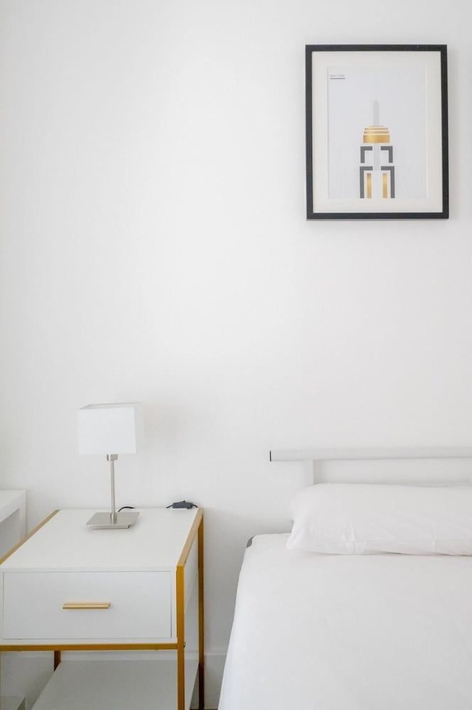 Central 2BD Flat w/ River View Balcony - Vauxhall!