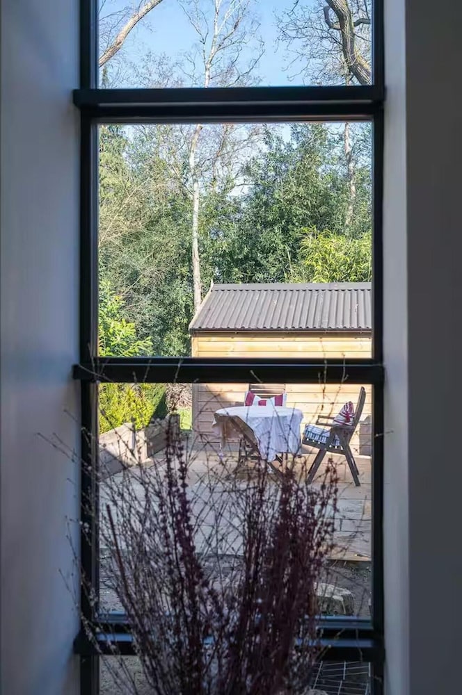 Aylesford-house-sleeps 2 & 1 Infant-parking-garden