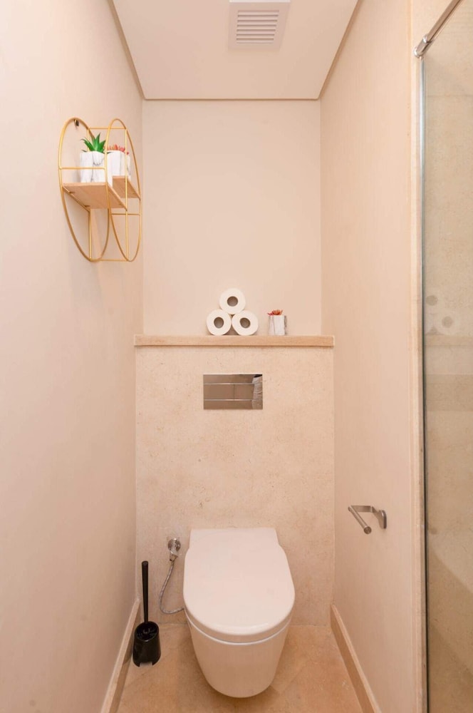 Xuru Stays I Exotic 1bdr w/ Outdoor Terrace Pool & Beach Access