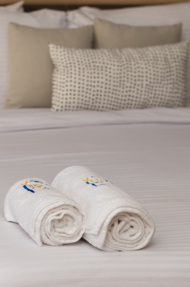 Xuru Stays I Exotic 1bdr w/ Outdoor Terrace Pool & Beach Access
