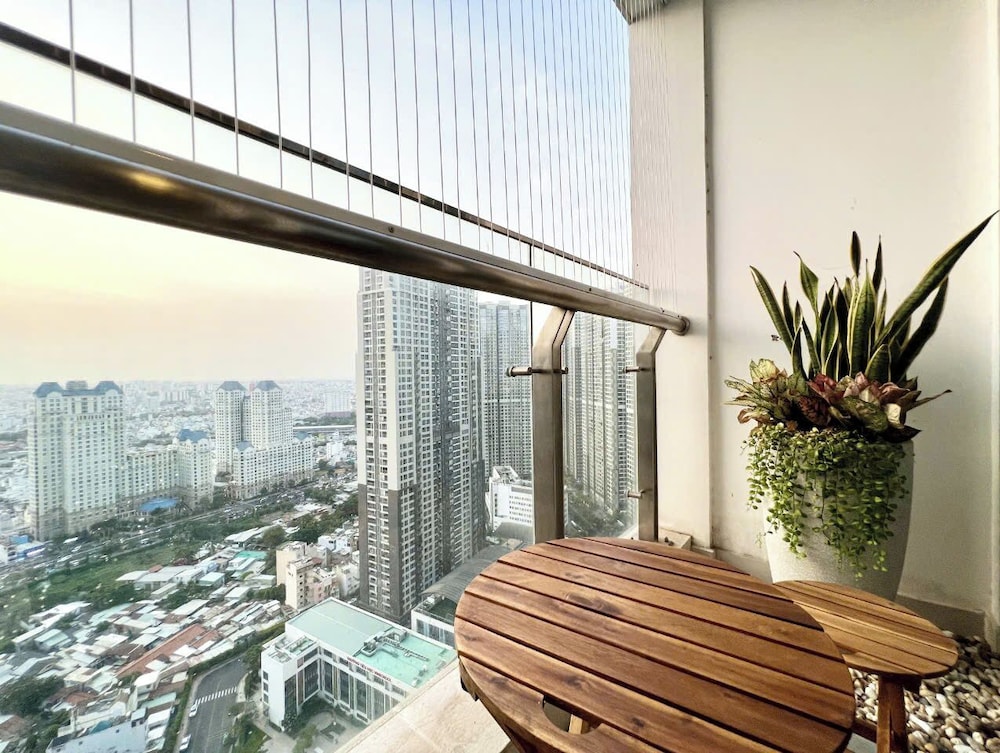 Apartment Landmark 81 by Urban Home