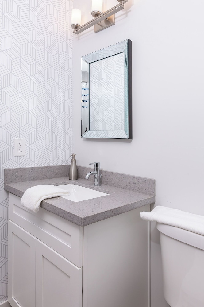 Sunhaven -pool Heat Available - Walk to Old Town