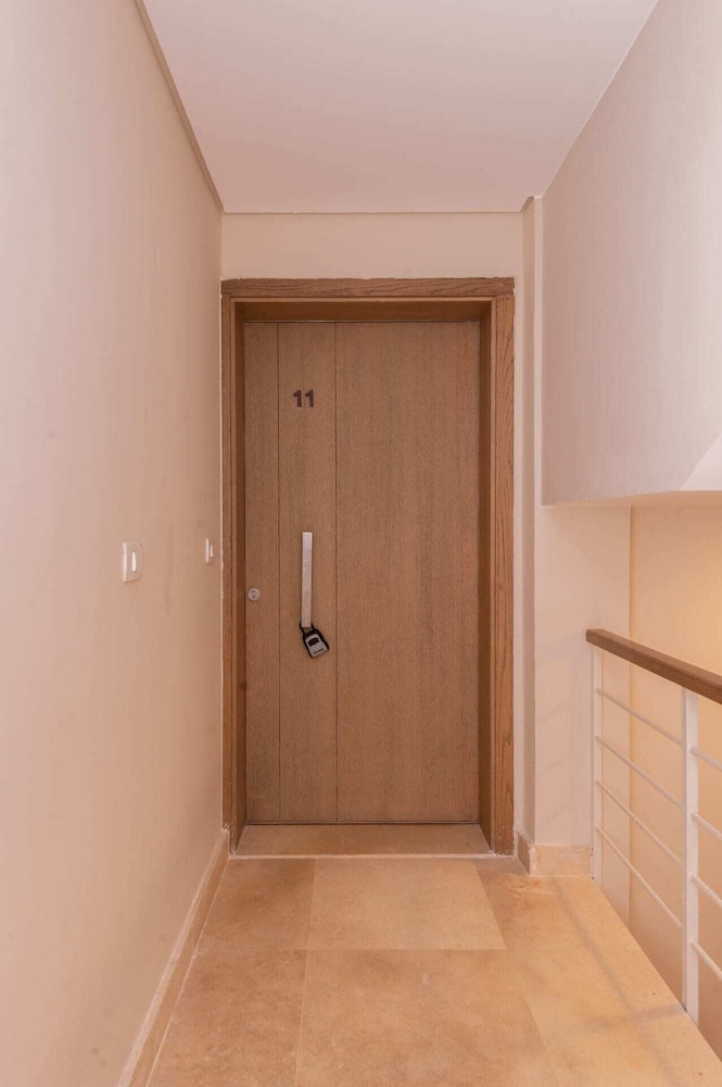 Xuru Stays I Exotic 1bdr w/ Outdoor Terrace Pool & Beach Access