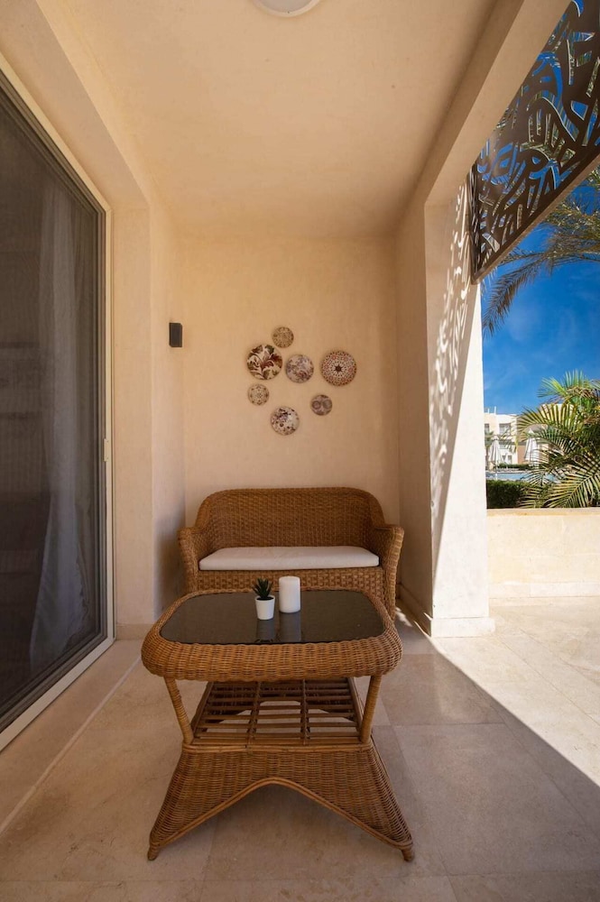 Xuru Stays I Exotic 1bdr w/ Outdoor Terrace Pool & Beach Access