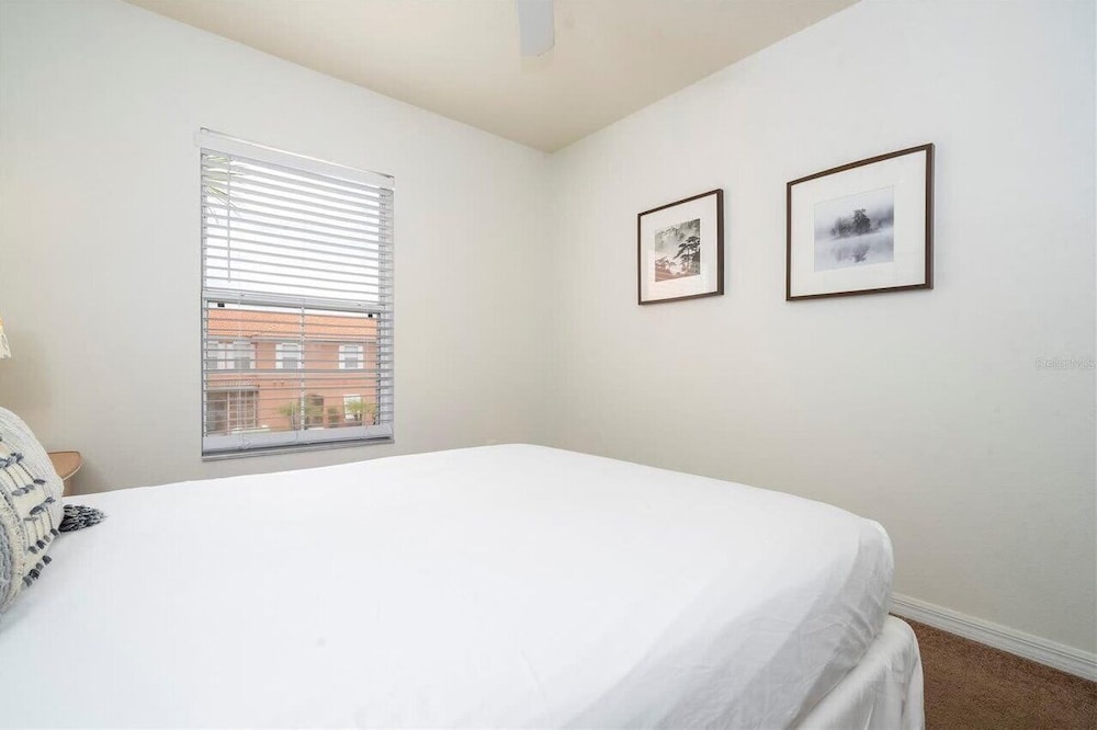 Bright 3B w Pool Close to Disney Encantada 8545