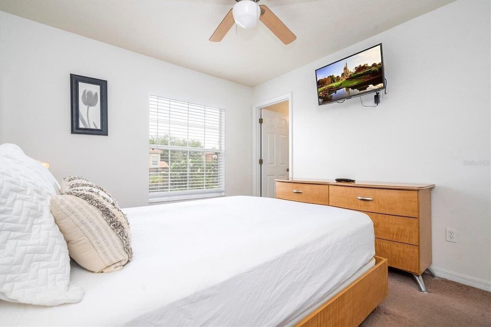 Bright 3B w Pool Close to Disney Encantada 8545