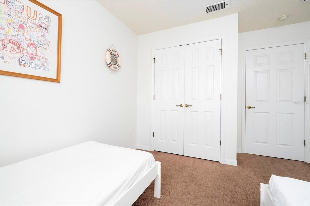 Bright 3B w Pool Close to Disney Encantada 8545