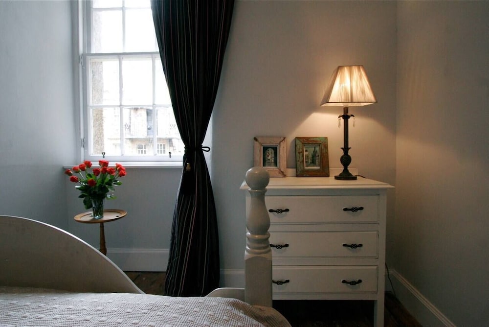 JOIVY Royal Mile Tower Apartment view 3