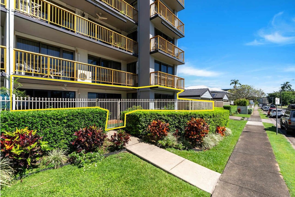 Rainforest Reef Retreat - Esplanade Ground-floor Apartment