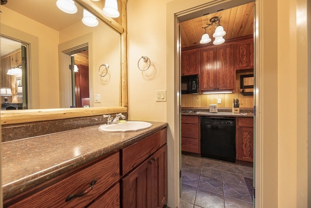 Seventh Mountain 1031 2 Bedroom Condo by RedAwning view 5