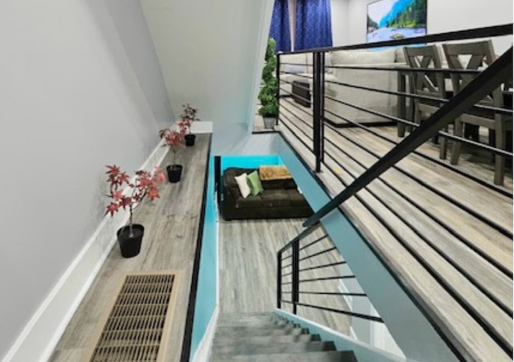 Cozy Home near City Center with Hot tub