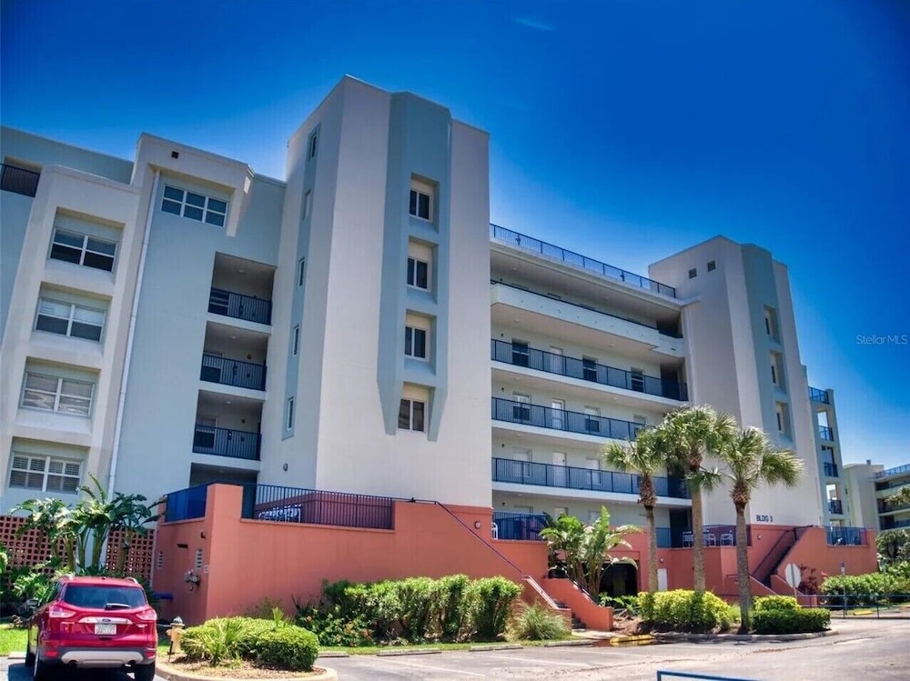 Sunny 3BR Condo Steps to Beach Pool NSB FL