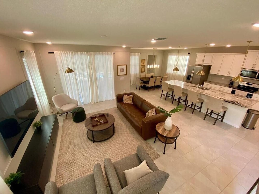 8949 CB - Exquisite Luxury Home With Pool Retreat
