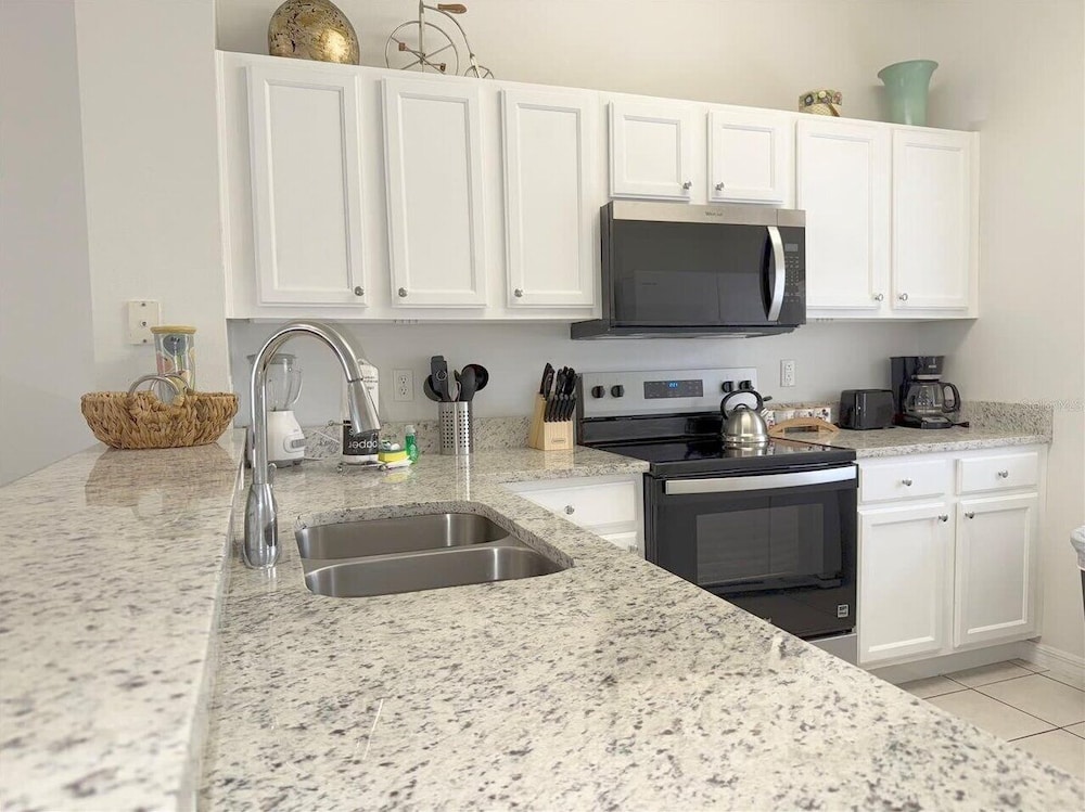 Bright 3B w Pool Close to Disney Encantada 8545