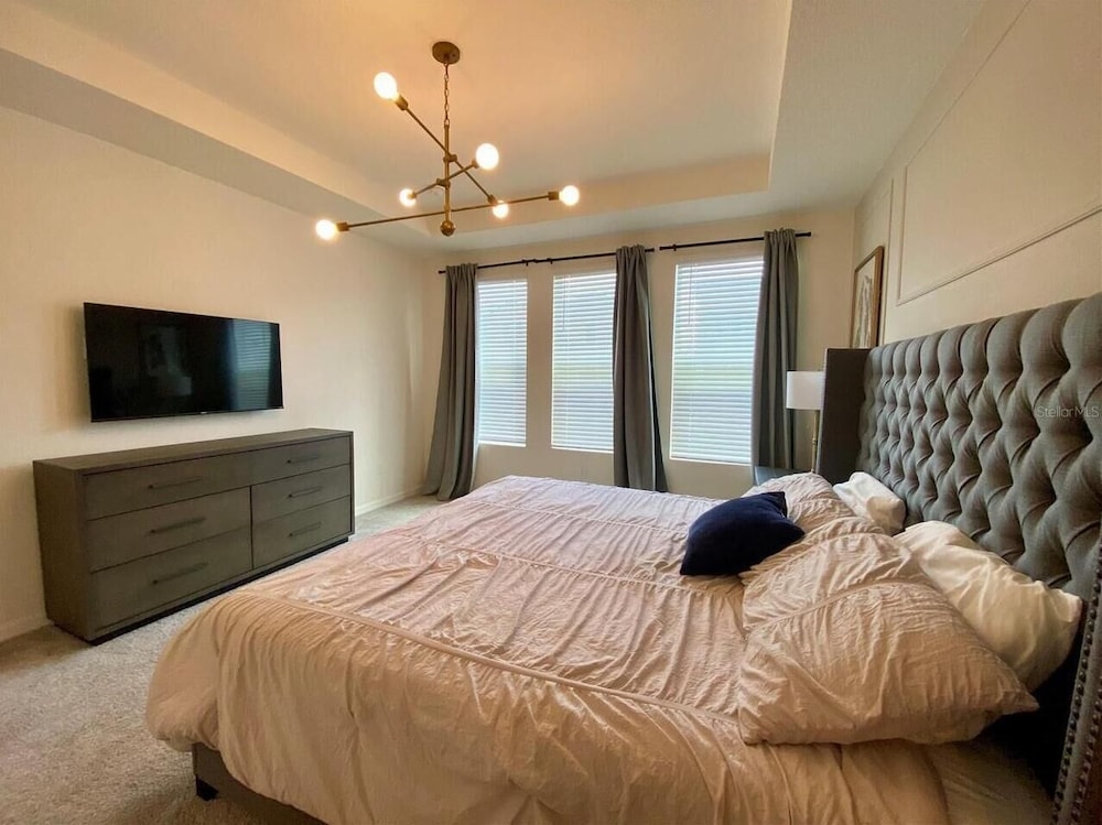 8949 CB - Exquisite Luxury Home With Pool Retreat