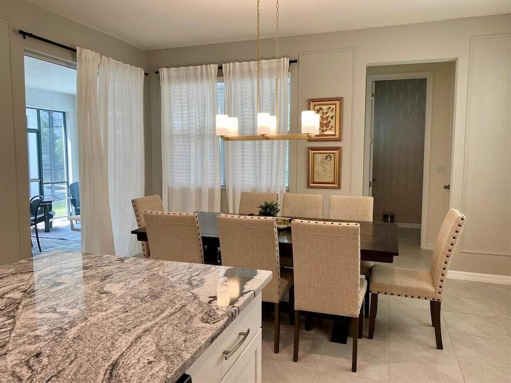 8949 CB - Exquisite Luxury Home With Pool Retreat