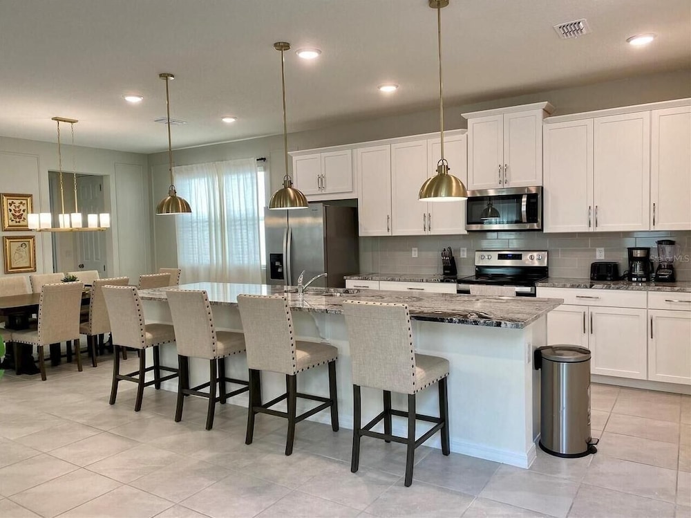 8949 CB - Exquisite Luxury Home With Pool Retreat