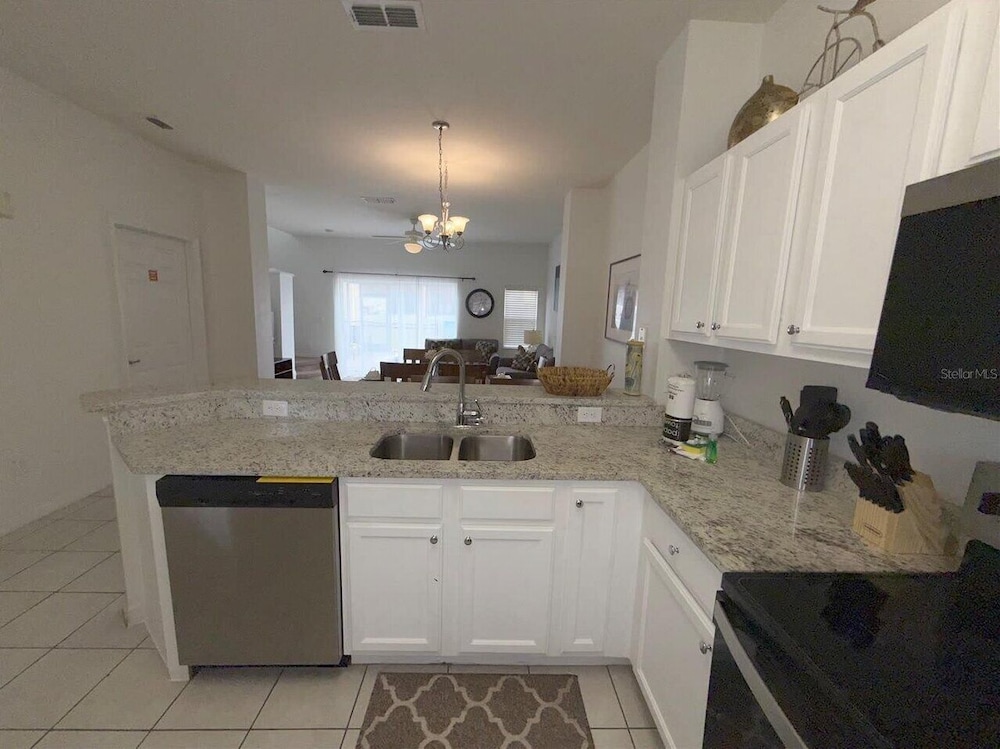 Bright 3B w Pool Close to Disney Encantada 8545