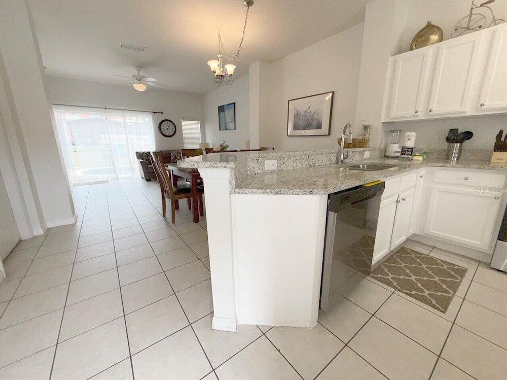 Bright 3B w Pool Close to Disney Encantada 8545