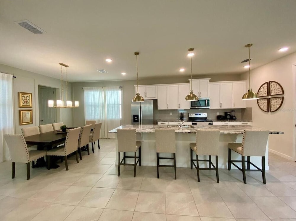 8949 CB - Exquisite Luxury Home With Pool Retreat