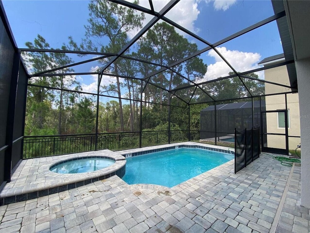 8949 CB - Exquisite Luxury Home With Pool Retreat