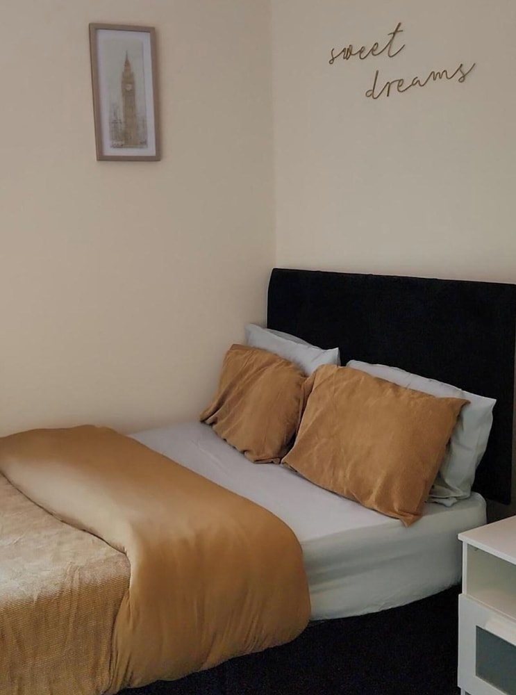 1 Bed - Sleeps 4 - Wolverhampton City Centre
