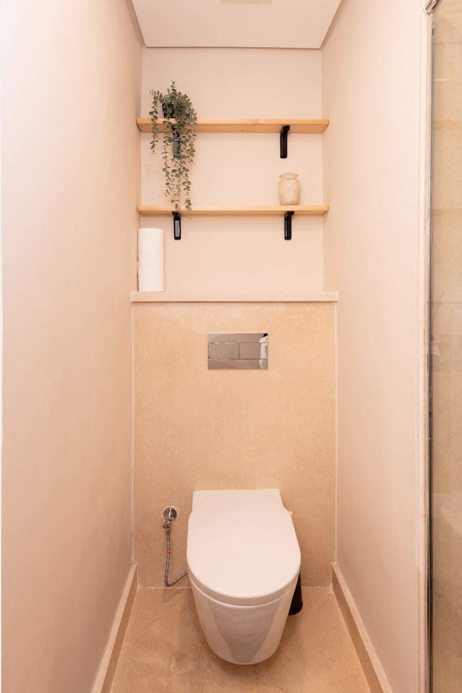 Xuru Stays I Exotic 1bdr w/ Outdoor Terrace Pool & Beach Access