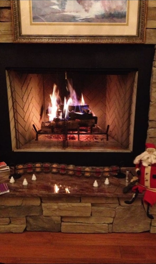 Spectacular 4BR Mountain Home Sleeps 12