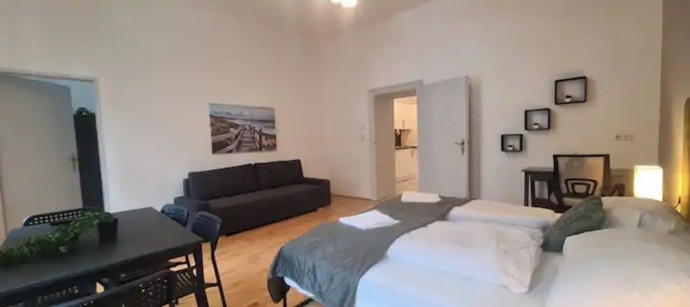 Affordable 2BR Apartment in Vienna