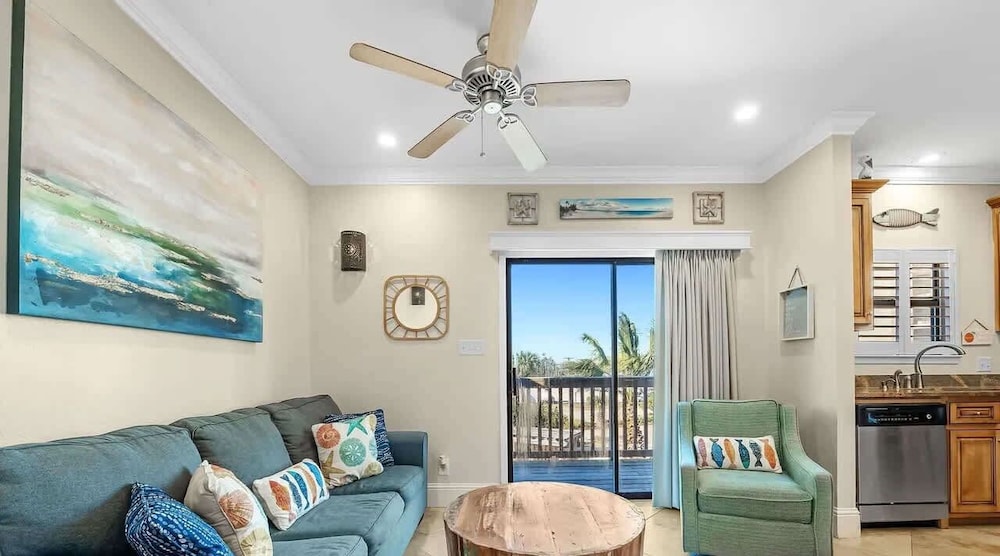 1 bed Beach Pools Waterfront Boating Palmaway