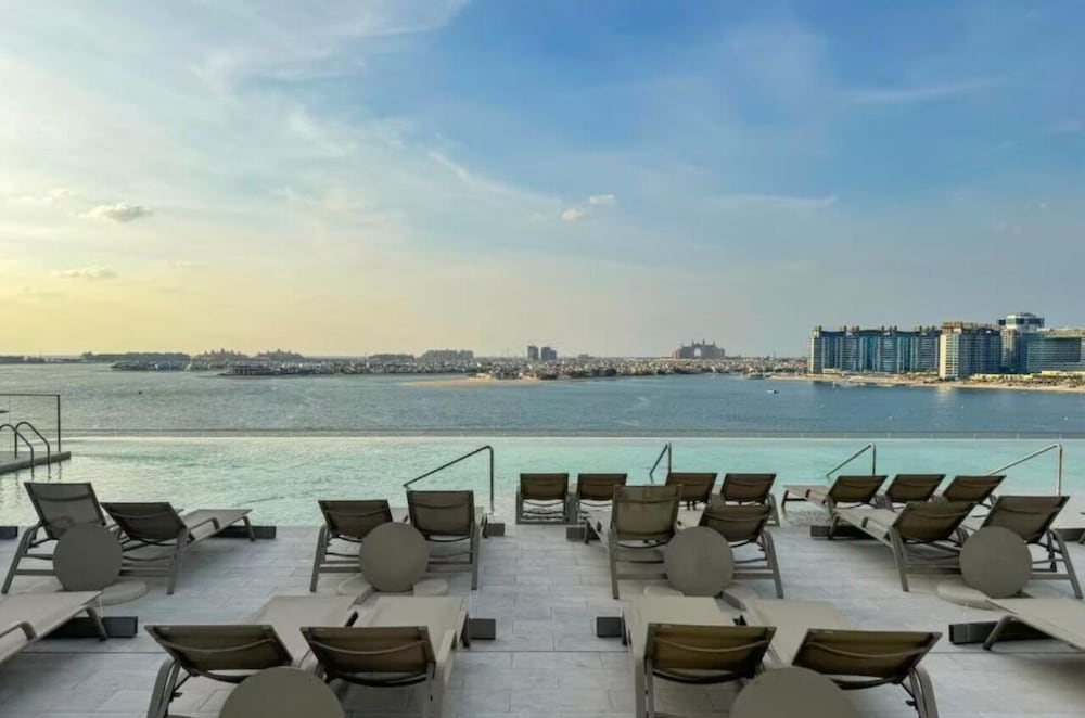 KeyRock - Grand Bleu Apt with Palm View