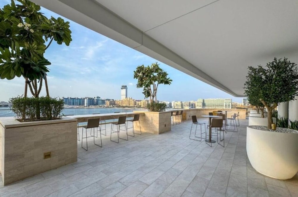 KeyRock - Grand Bleu Apt with Palm View