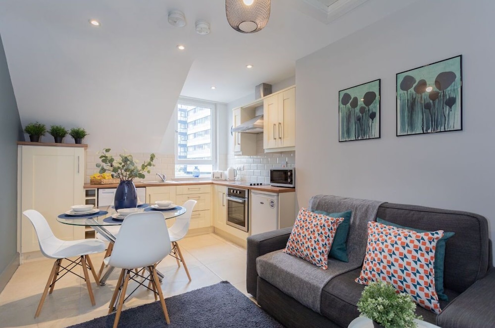 Hotel Central Belfast Apartments: 7 Camden Street - Image 1