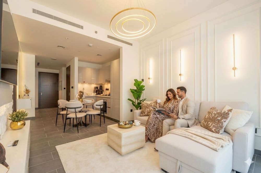 Premium 1BR Oasis - City Views & Pool
