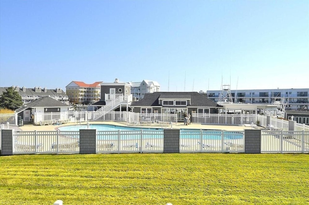 Harbour Island 402l 2 Bedroom Home by RedAwning view 2