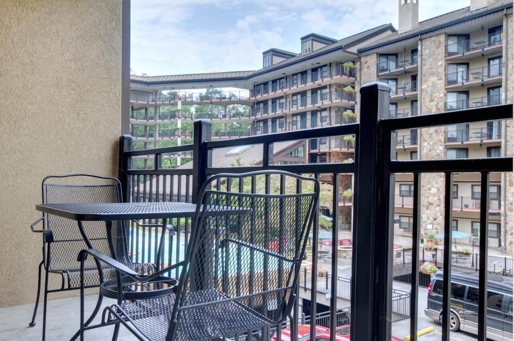 Gatlinburg Ski Week! 2 Bedroom 2 Bath Full Kitchen Sleeps N6834 view 2