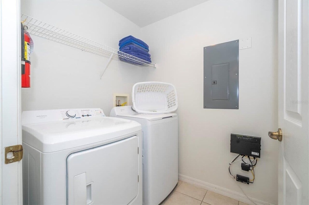 Bright 3B w Pool Close to Disney Encantada 8545