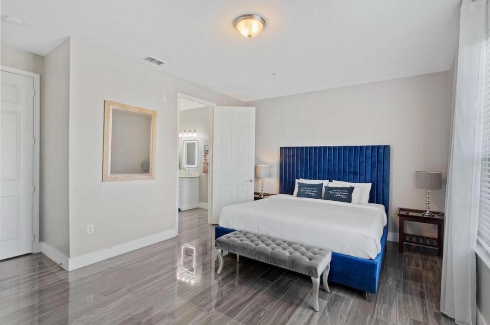 Vista Cay Swanky