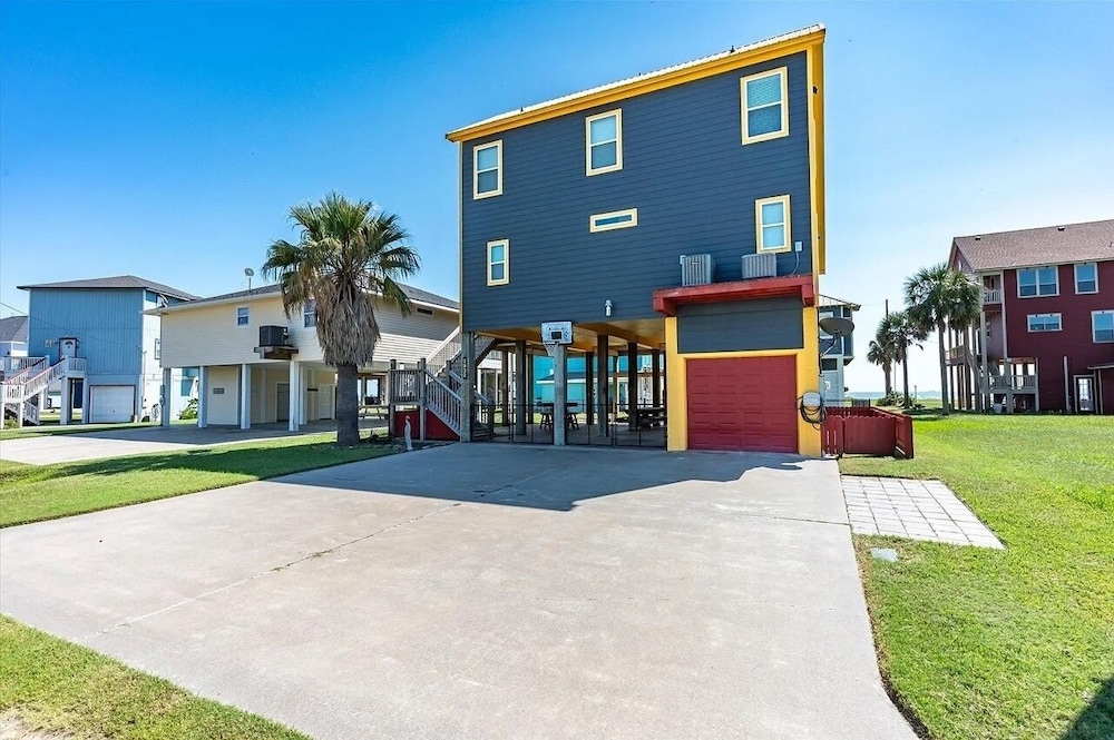 Ocean's Edge 4 Bedroom Home by RedAwning view 3