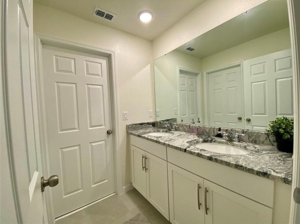 8949 CB - Exquisite Luxury Home With Pool Retreat