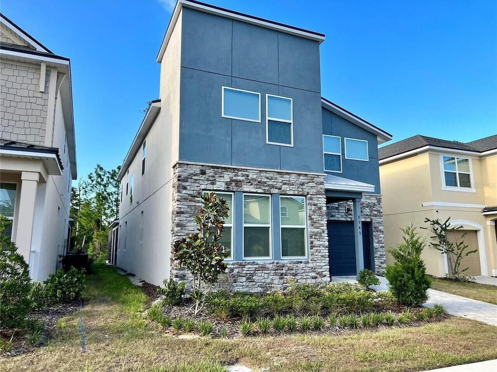 8949 CB - Exquisite Luxury Home With Pool Retreat