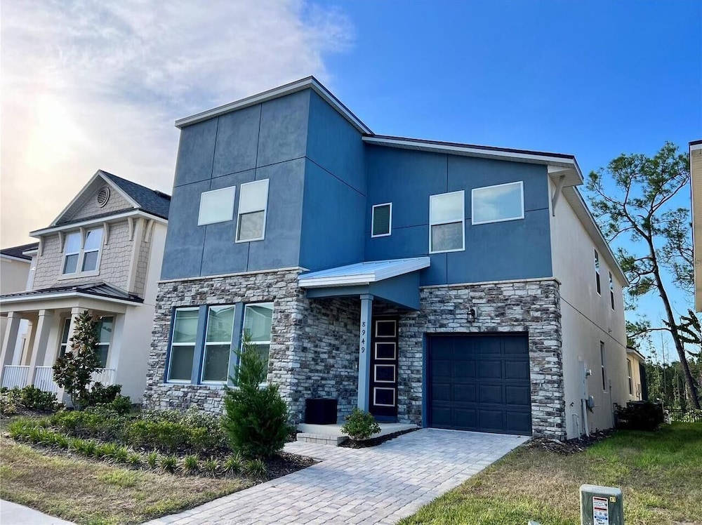 8949 CB - Exquisite Luxury Home With Pool Retreat