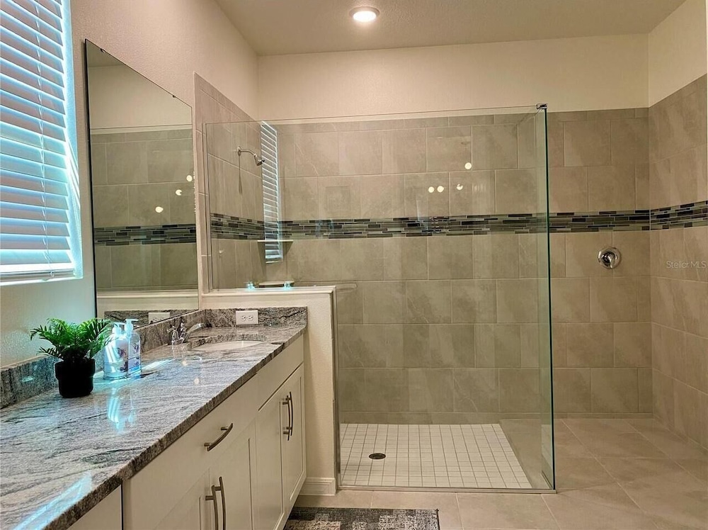 8949 CB - Exquisite Luxury Home With Pool Retreat